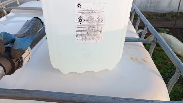 первые весенние работы на клубнике 🍓🍓🍓 зачистка, полив, обработка. смотреть онлайн