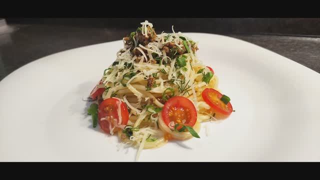 Паста болоньезе за 30 минут — идеальный ужин! 🍝⏱️ смотреть онлайн