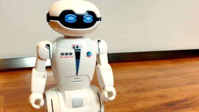 Денис увеличил робота Silverlit Macrobot смотреть онлайн