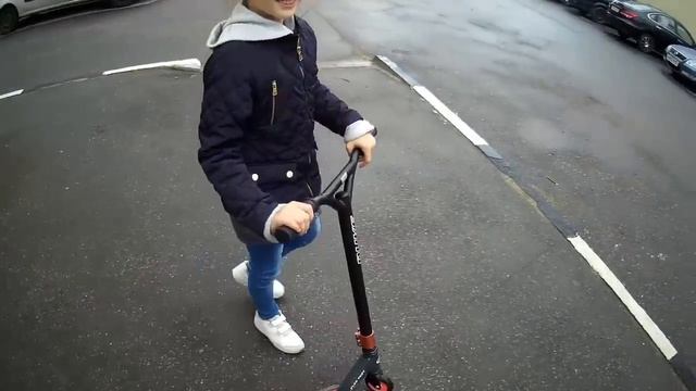 ДЕЛАЮ ТРЮКИ НА САМОКАТЕ #1 смотреть онлайн