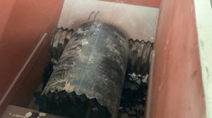 Мощный промышленный шредер в действии!