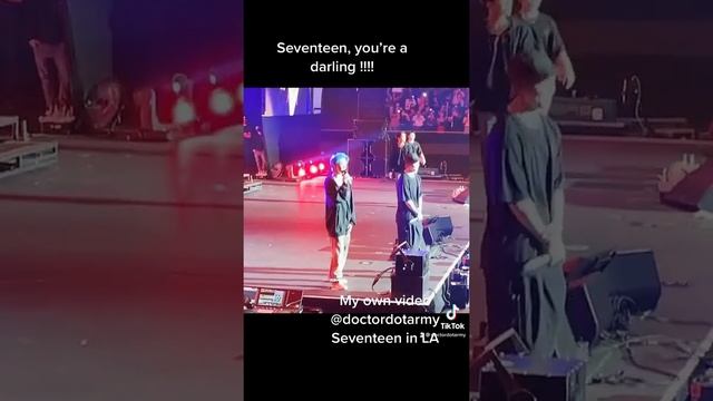 Seventeen singing “ Darl+ing” LA KIA FORUM смотреть онлайн