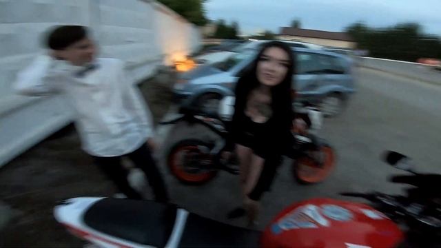 СПОРТБАЙК у ШКОЛЬНИКА.Девушка на спортбайке.Школьный выпускной. смотреть онлайн