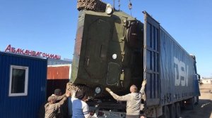 МТЛБ на боку чуть не перевернули кран погрузка на фуру