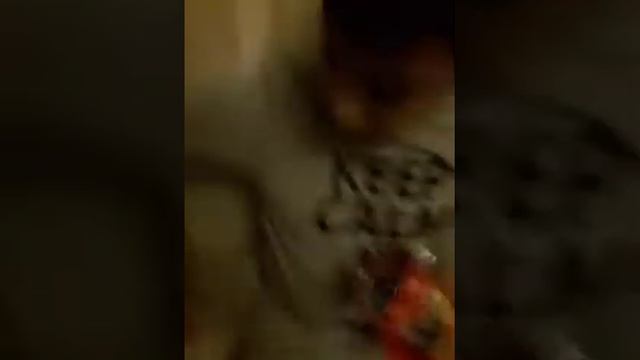 Едим чипсы побробуй не запивать