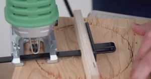 Делаем простой зажим для резки круга для лобзика [ЛАЙФХАК]