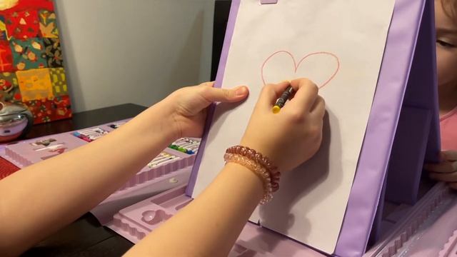 Юный художник, рисуем с Николь смотреть онлайн