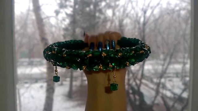 Изумрудный ободок с камешками смотреть онлайн
