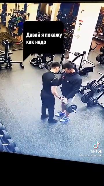 PERSONAL TRAINER PAGA MICO EM ACADEMIA POR NÃO AGUENTAR SEGURAR O PESO смотреть онлайн