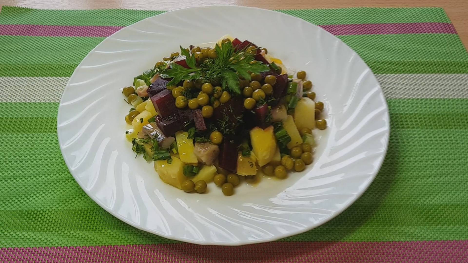 Салат на закуску с селёдочкой и свёклой!!! смотреть онлайн