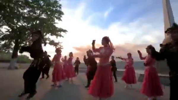 Красивый танцевальный флешмоб в разных городах