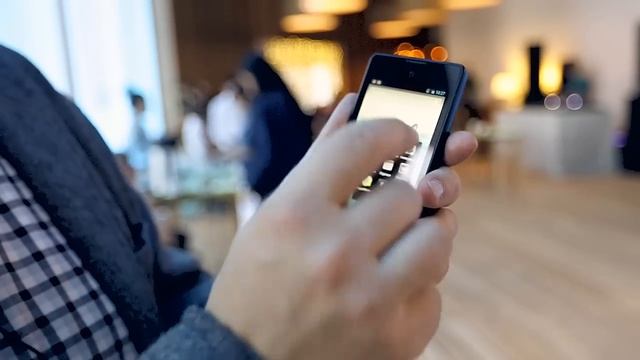 Hands-on with the YotaPhone: Dual-Screen-Smartphone with E-Paper-Display смотреть онлайн