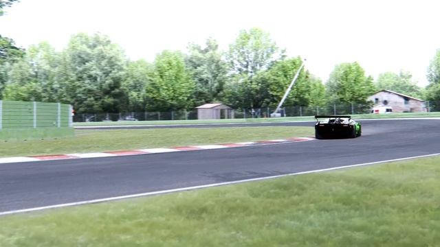 Ferrari Daytona SP3 vs Lamborghini SCV12 Essenza at Imola GP смотреть онлайн