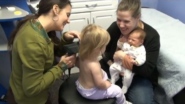 Toddler getting a spinal scan at Van Every Family Chiropractic Center in Royal Oak MI смотреть онлайн