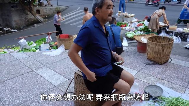 74岁老父亲今天赶场卖菜，满满一筐新鲜蔬菜，只为挣点微薄的零用钱【我是徐三娃】 смотреть онлайн