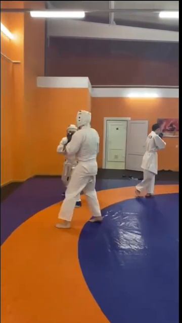 это вам от соседнего столика.mp4