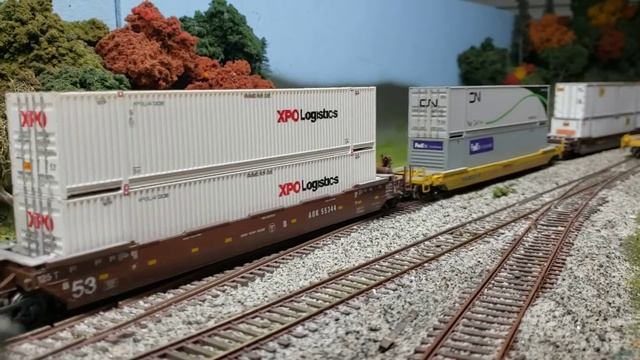 ho scale intermodal train with foreign power. смотреть онлайн