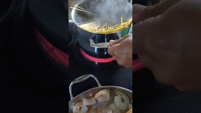 Pasta con camarones en salsa de tomate смотреть онлайн