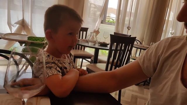 Дети кушают на море Папа будит детей смотреть онлайн