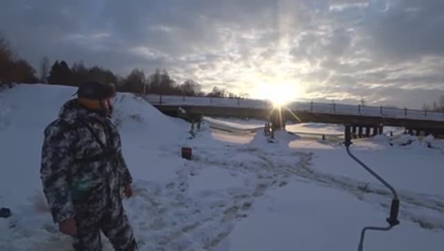 Зимняя рыбалка. Весенний жор окуня. Рыбалка на жерлицы.Готовим еду на мангале. смотреть онлайн