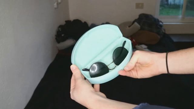 being a MINIMALIST: how it affects your life (all my stuff fits into 1 backpack) смотреть онлайн