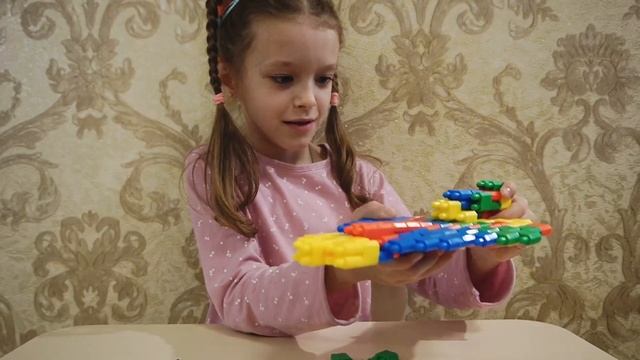 София играет с конструктором.Сборка и разборка планера самолета удалась смотреть онлайн