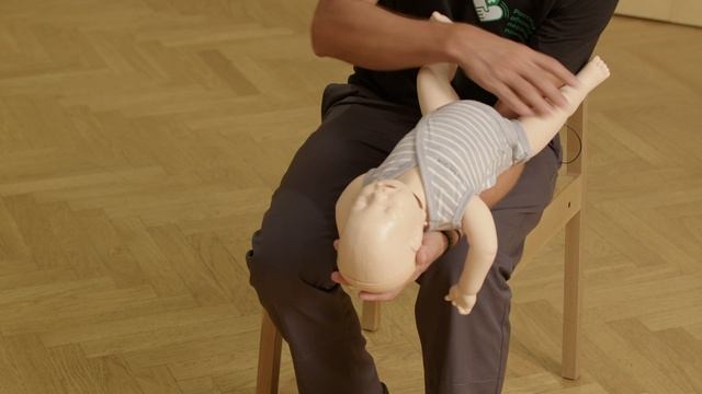 Первая помощь. УМК. Извлечение инородного тела из дыхательных путей у младенца возрастом до 1 года смотреть онлайн