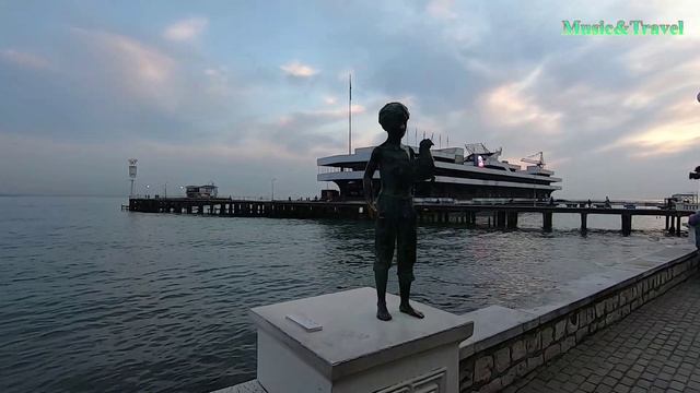 Бронзовые фигурки на набережной в Сухуме смотреть онлайн