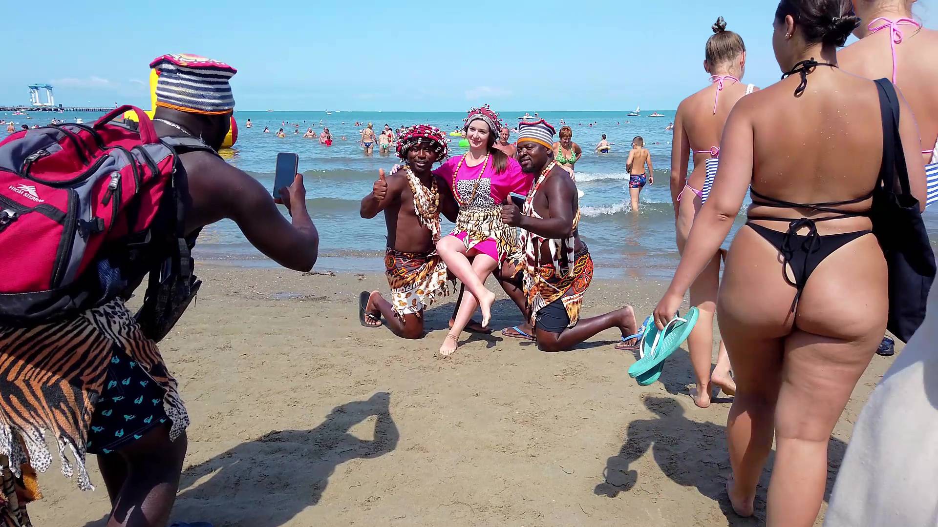 Море, солнце, песок и водоросли - летний отдых на южном пляже. Без комментариев смотреть онлайн