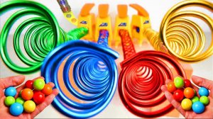 Видео для детей. Крутые горки, лабиринты для разноцветных шариков. Скатываются шарики. Детям.