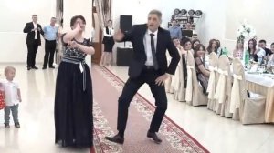 Зажигательный танец родителей на свадьбе
