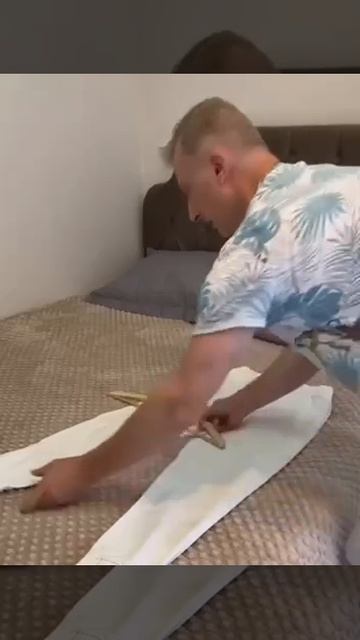 👖 Брюки на вешалке