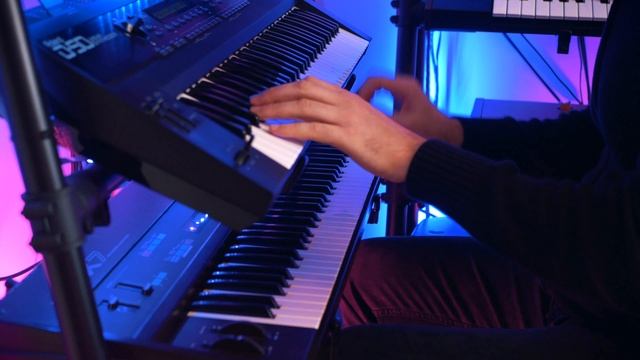 Roland D-50 and Yamaha DX7 смотреть онлайн