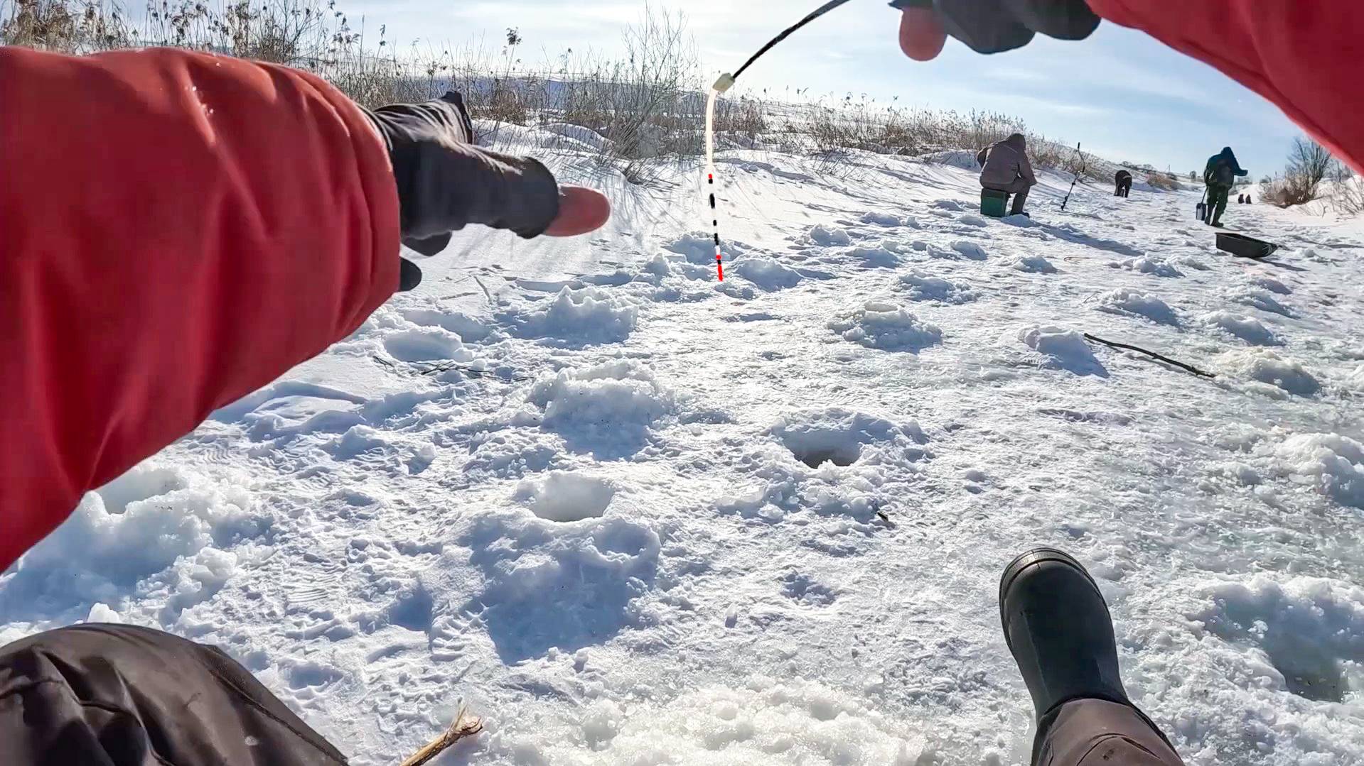 ТОЛЬКО СЕЛ на ЛУНКУ как КИВОК ЗАГНУЛО. Рыбалка на плотву, на реке зимой смотреть онлайн