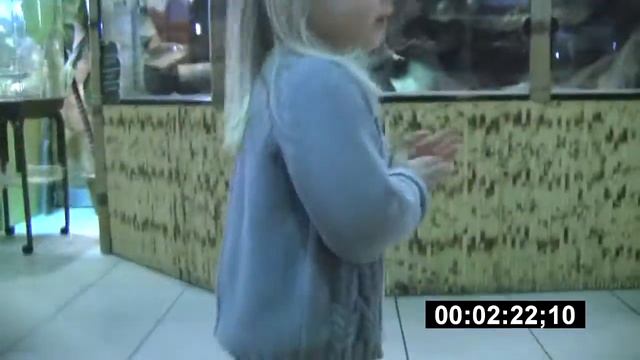 Экзоленд Кролик Сеня забирает морковку у Полины смотреть онлайн