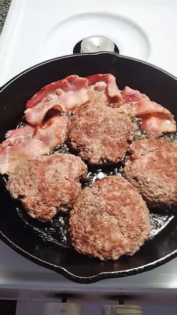 Bacon Burgers..#bacon ..#burger ..#castironskillet смотреть онлайн
