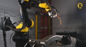 Роботизированная ячейка в паре с нашим же трёхосевым поворотным позиционером - это вообще песня!