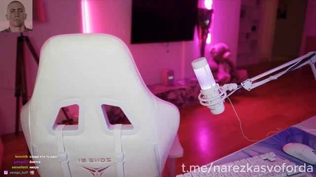 WhyLollyCry в коротких шортиках