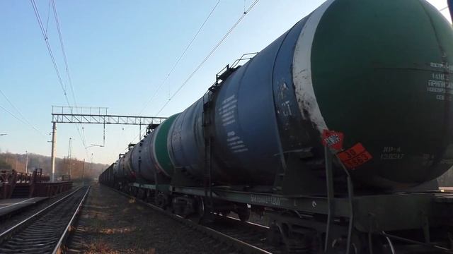 Электровоз ВЛ11.8-816/815Б с грузовым поездом прибывает на 4 путь станции Яхрома смотреть онлайн