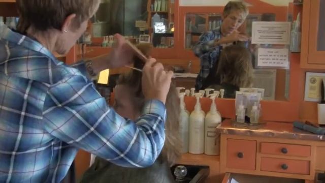 A Localista Minute with Lotus Beauty Bar & Two Women Doing Hair смотреть онлайн