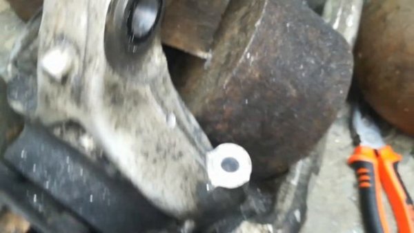 Range Rover Evoque поворотный кулак закис болт крепления шарового высверливаем