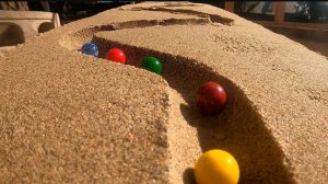 Шарики  разных цветов скатываются в тарелку. Видео для детей.  #дети #видеодлядетей