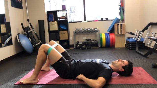 Banded Glute Bridge For IT Band Syndrome | San Diego Chiropractic смотреть онлайн