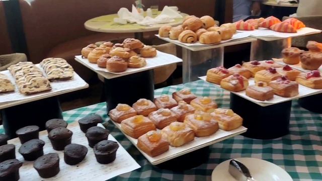 Unlimited Breakfast| Danat Al Ain Resort| fizza Salah| Dubai foodie girl смотреть онлайн