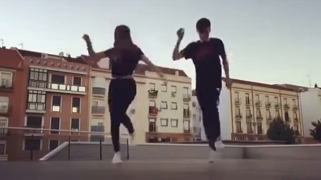 Парень с девушкой танцуют (Shuffle) смотреть онлайн