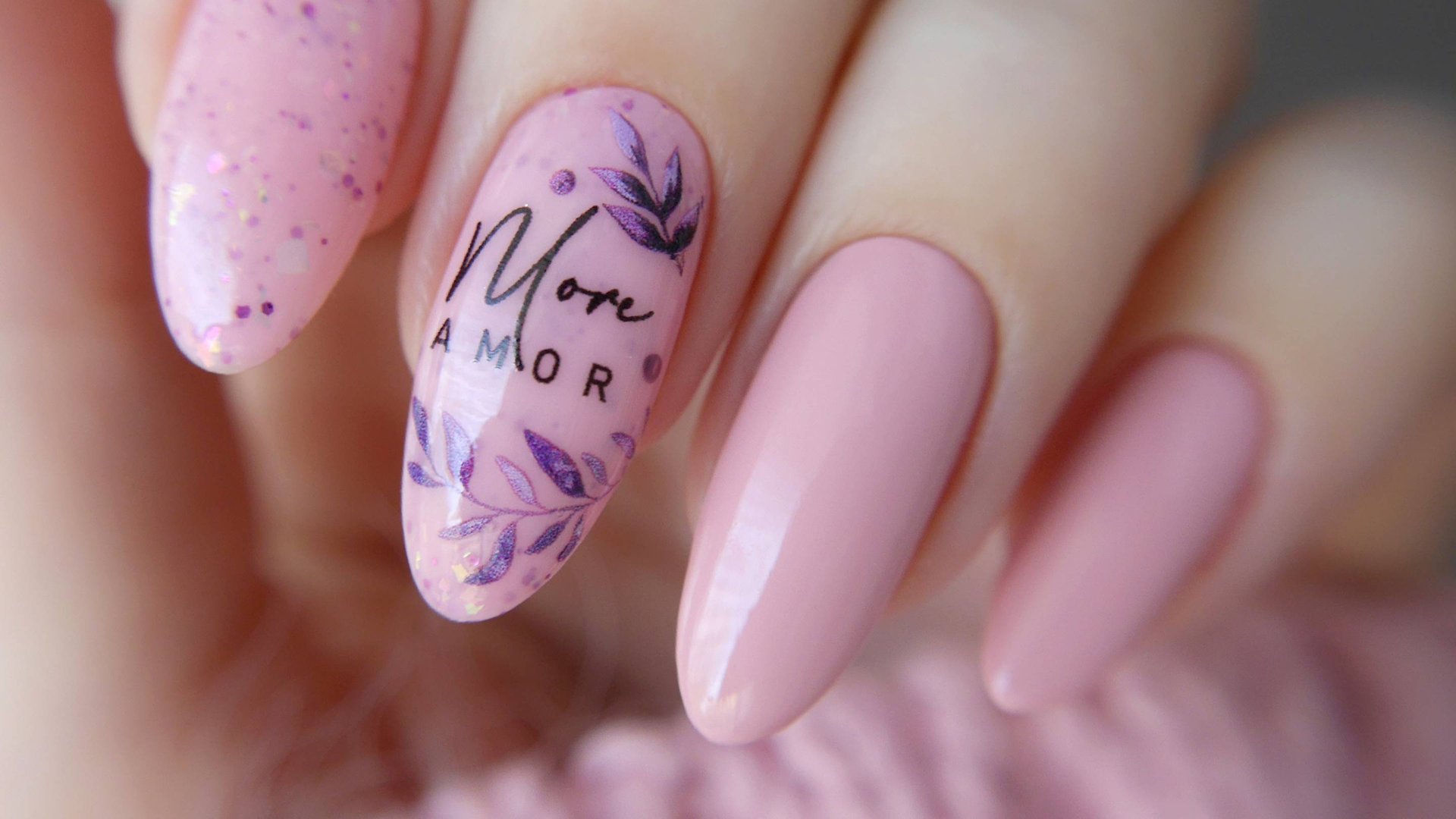 Весенний маникюр с водными слайдерами (обычный лак)