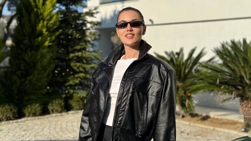 Фахрийе Эвджен с новым фотоматериалом смотреть онлайн