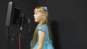 Дети спели песню "Наш папа хороший" любимому папе на день рождения.