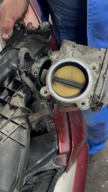 Замена прокладок впускного коллектора на моторе Вольво 3,2. смотреть онлайн