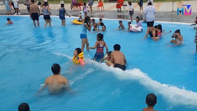 समुन्द्रकाे मजा पाेखरामै Pokhara's biggest water sports: Fishtail Dream Park - Wave pool смотреть онлайн